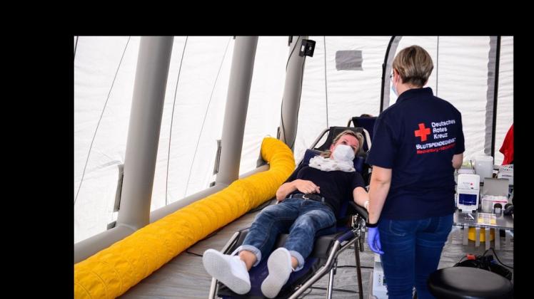 Nach wenigen Minuten ist es vorbei: Nicole Kampf spendet Blut, Nancy Rossmannek überwacht die Blutentnahme. Nach wenigen Minuten ist es vorbei: Nicole Kampf spendet Blut, Nancy Rossmannek überwacht die Blutentnahme.