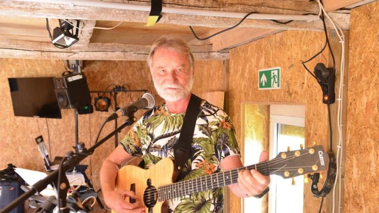 Auf der Bühne im Musikclub: Jürgen Keim probt sie Arrangements Auf der Bühne im Musikclub: Jürgen Keim probt sie Arrangements