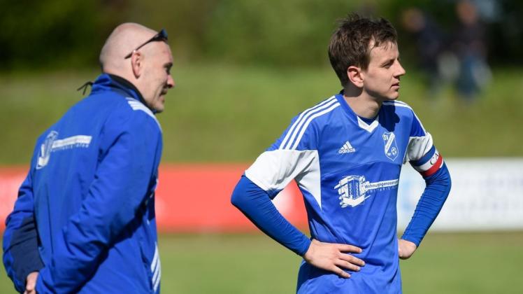 Ungläubige Blicke bei Hafen-Trainer Mark Bresemann und Kapitän Ohm, aber: Hafen Rostock hat den Doberaner FC mit 2:1 geschlagen. Ungläubige Blicke bei Hafen-Trainer Mark Bresemann und Kapitän Ohm, aber: Hafen Rostock hat den Doberaner FC mit 2:1 geschlagen.