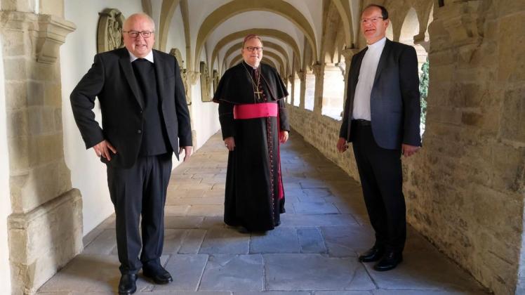 Abschied vom dienstältesten Generalvikar Deutschlands: Theo Paul (links) mit Bischof Franz-Josef Bode und seinem Nachfolger Ulrich Beckwermert.