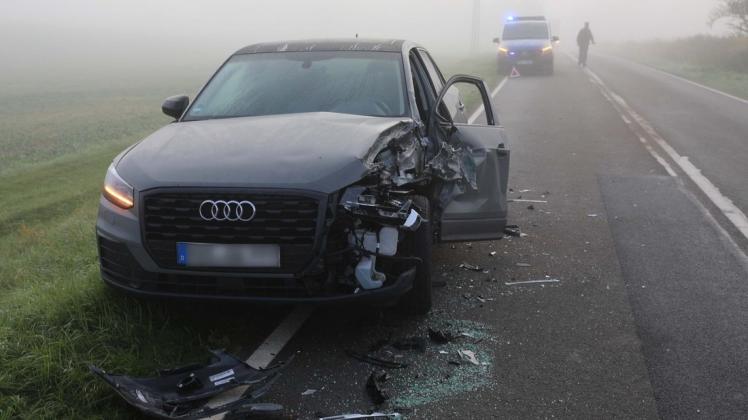Ein Pflug eines Traktors wurde der Audi-Fahrerin zum Verhängnis. Sie kam mit leichten Verletzungen in ein Krankenhaus.