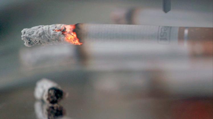 Die als "Sargnagel" bezeichneten Zigaretten sollen durch scheinbar gesündere "E-Zigaretten" ersetzt werden. Doch auch sie sind gefährlich. Die als "Sargnagel" bezeichneten Zigaretten sollen durch scheinbar gesündere "E-Zigaretten" ersetzt werden. Doch auch sie sind gefährlich.