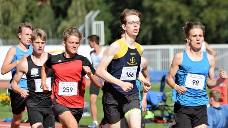 Der entscheidende Moment auf dem Weg zum Landestitel: Fabian Goedeke, Mittelstreckenläufer der LGG Ganderkesee (Zweiter von rechts), übernahm im 800-Meter-Lauf der Altersklasse U18 die Führung.