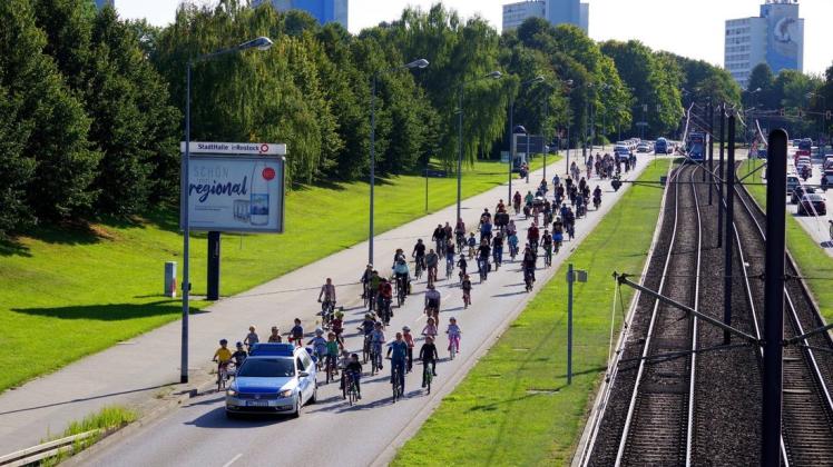 Die 4. Kidical-Mass-Kolonne aus kleinen und große Radfahrern verlief am Sonntag vom Neuen Markt zum Südring.