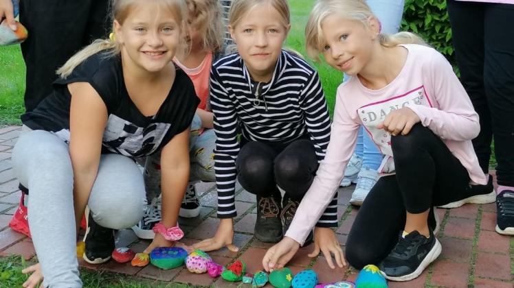 Steinerne Farbtupfer in der Goethe-Grundschule: Auch Charlotte Ulrich, Emma Jastram und Saphira Heuer ließen ihrer Phantasie freien Raum.