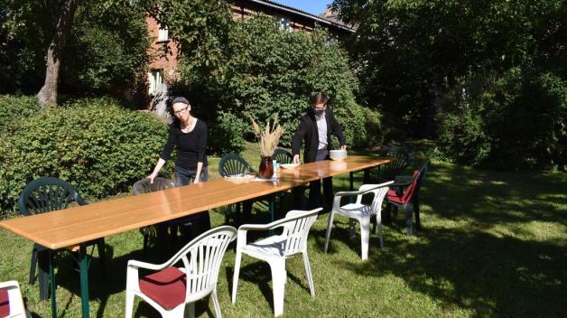 Der schöne Garten hinterm Haus lädt förmlich dazu ein, im Sommer die Mittagstafel draußen einzudecken. Der schöne Garten hinterm Haus lädt förmlich dazu ein, im Sommer die Mittagstafel draußen einzudecken.
