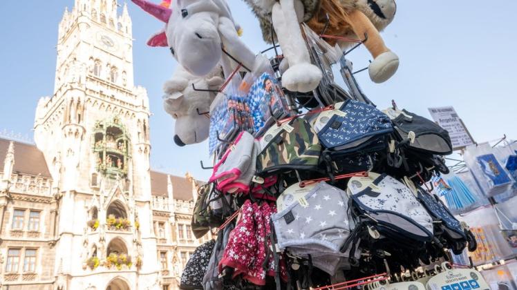 Masken-Stand auf dem Münchner Marienplatz. Masken-Stand auf dem Münchner Marienplatz.