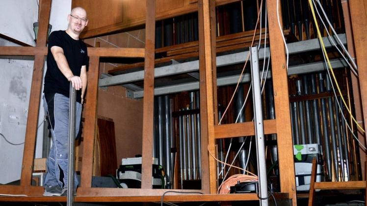 Im entkernten Gehäuse der alten Sögeler Orgel steht Peter Schleifenheimer von der Orgelbaufirma Schulte. Noch wird hier emsig gearbeitet - doch bis Weihnachten könnte alles geschafft sein.