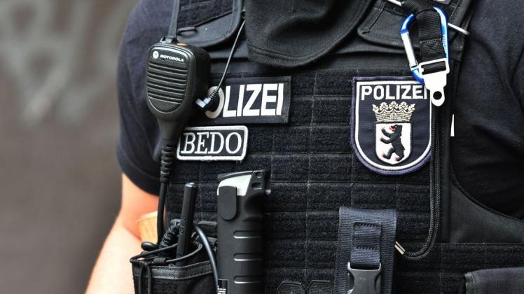Die Polizei hat Wohnungen, Häuser und Büroräume in Berlin und Brandenburg durchsucht.