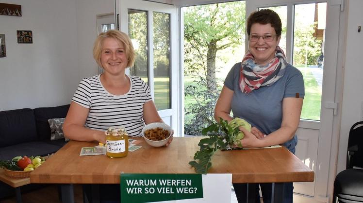 Sonja Schlesier und Tanja Schwarting (v.l.) haben gemeinsam mit weiteren Landfrauen auf dem Wochenmarkt Tipps ggeeben, wie man Lebensmittel vor der Tonne bewahrt. Sonja Schlesier und Tanja Schwarting (v.l.) haben gemeinsam mit weiteren Landfrauen auf dem Wochenmarkt Tipps ggeeben, wie man Lebensmittel vor der Tonne bewahrt.