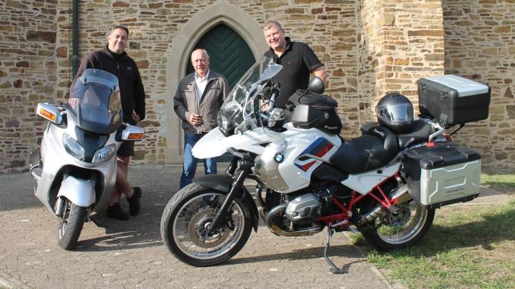 Jürgen Kirk (ACM), Wilhelm Kröger (Kirchenbeirat) und Jens Meyer (ACM) hoffen auf zahlreiche Besucher beim Motorradgottesdienst nächsten Sonntag.