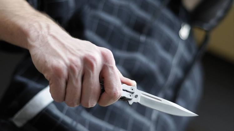 In Bremen-Burglesum ist ein Mann mit einem Messer angegriffen worden.