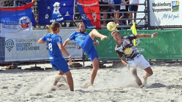 Im Halbfinale treten die Rostocker Robben gegen die Beach Royals Düsseldorf an. Christoph Türk (l.) und Hannes Knüppel (mitte) sind mit dabei.