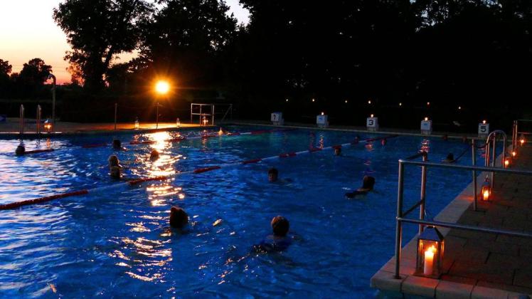 Lichterschwimmen in Bohmte. Das Freibadteam sorgte für zwei stimmungsvolle Abende.