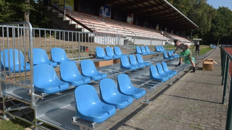Torwart Florian Urbainski half mit beim Aufbau der Tribünen vor dem ersten Heimspiel des SV Atlas Delmenhorst. Torwart Florian Urbainski half mit beim Aufbau der Tribünen vor dem ersten Heimspiel des SV Atlas Delmenhorst.