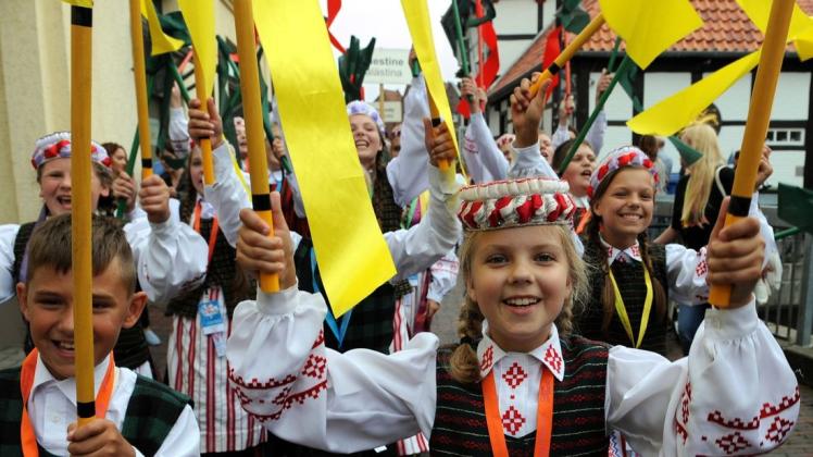 Kinder aus Litauen bei der Eröffnung des Weltkindertheaterfestes in Lingen im Jahr 2014. Kinder aus Litauen bei der Eröffnung des Weltkindertheaterfestes in Lingen im Jahr 2014.