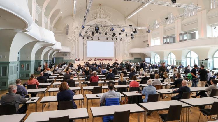 Sieben Klagen gegen den umstrittenen Fehmarnbelttunnel werden in der Leipziger Kongresshalle verhandelt.