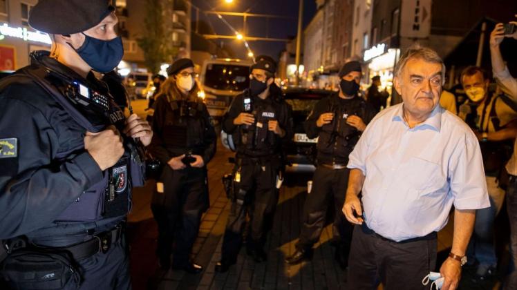 NRW-Innenminister Herbert Reul hat Hinweise auf weitere "Grenzüberschreitungen" bei der Polizei.