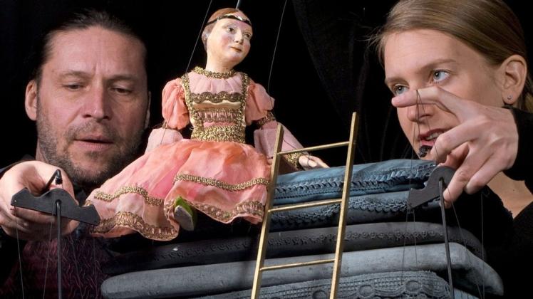 Auch die Prinzessin auf der Erbse wurde bei einem Fest der Puppen aufgeführt. Auch die Prinzessin auf der Erbse wurde bei einem Fest der Puppen aufgeführt.