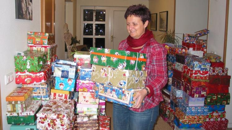 Der Hausflur voller Geschenke: 13 Jahre lang bereitete Regina Jochmann als Sammelstellenleiterin Päckchenspenden für Kinder in Not für den Weitertransport vor.