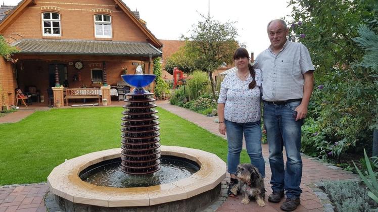 Sind stolz auf ihren außergewöhnlichen Garten: Martin und Cornelia Benson mit ihrem Hund Leni.