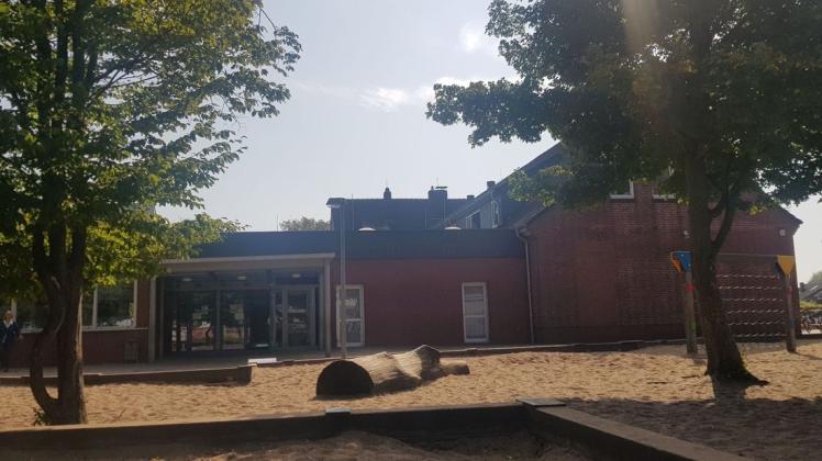 Die Grundschule Seckenhausen soll einen zweistöckigen Anbau erhalten – in etwa auf der Breite zwischen dem Baum links und dem Gebäudeende rechts.