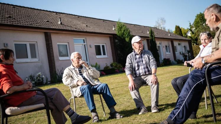 Die Bausubstanz ist schlecht, aber die Gemeinschaft ist gut: Das Diakonische Werk will die Reihenhäuser für das Betreute Wohnen abreißen und einen Neubau auf der Fläche errichten. Für die betroffenen Senioren ist das ein schwerer Schlag.