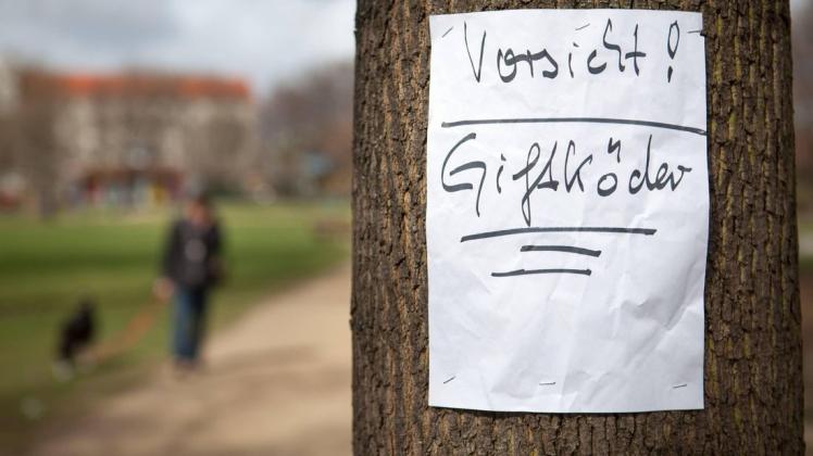Immer wieder kommt es vor, dass Hundehasser Giftköder verteilen. Hier warnt ein Schild in Berlin vor der Gefahr.