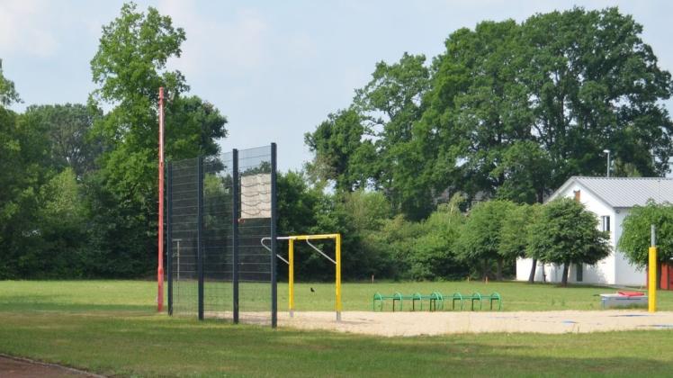 Auf dem hinteren Rasenplatz soll die neue Trainingshalle des TS Hoykenkamp entstehen.