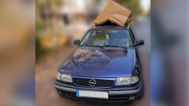 Ein 27-jähriger Mann hat ein Sofa vollkommen ungesichert auf seinem Opel transportiert.