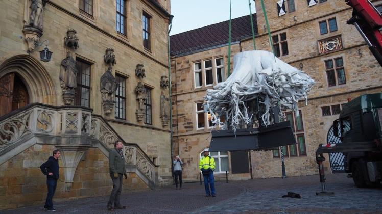Das Friedensobjekt "White Root" von Volker Johannes Trieb schwebt auf seine Position vor dem Rathaus.