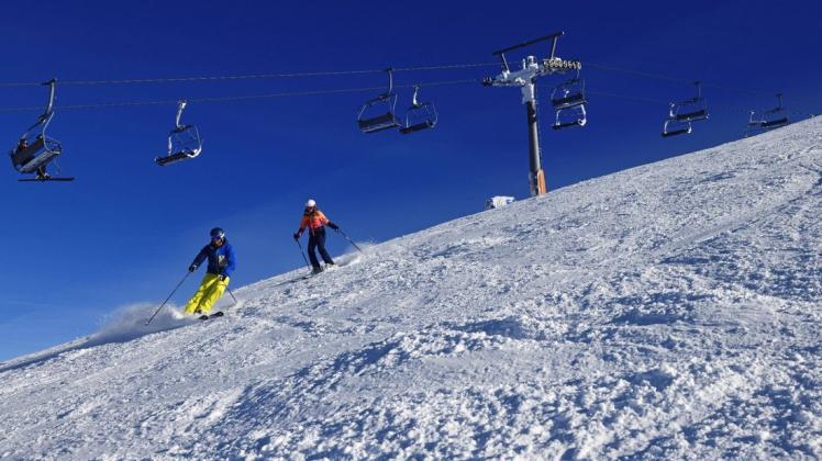 Für die Sicherheit im Skiurlaub sorgen umfassende Hygiene-Konzepte. Mithilfe von Maschinen wird sogar Desinfektionsmittel-Nebel zur Reinigung eingesetzt. Für die Sicherheit im Skiurlaub sorgen umfassende Hygiene-Konzepte. Mithilfe von Maschinen wird sogar Desinfektionsmittel-Nebel zur Reinigung eingesetzt.