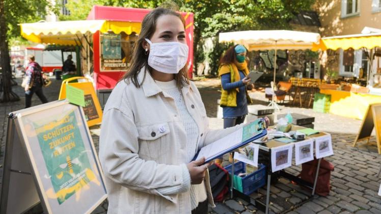 Ein Herz für Bienen: Naturschützerinnen sammelten auf dem Wochenmarkt Unterschriften für das Volksbegehren Artenvielfalt.