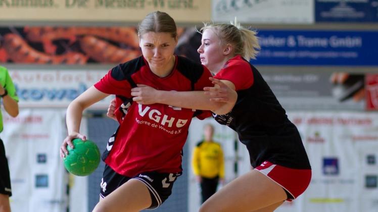 Durchgekämpft: Für Lara Kleemann (links) und die A-Juniorinnen der HSG Osnabrück beginnt am Wochenende das Abenteuer Bundesliga.
v. li. im Zweikampf Lara Kleemann (HSG)
Foto: Stefan Gelhot Durchgekämpft: Für Lara Kleemann (links) und die A-Juniorinnen der HSG Osnabrück beginnt am Wochenende das Abenteuer Bundesliga.
v. li. im Zweikampf Lara Kleemann (HSG)
Foto: Stefan Gelhot