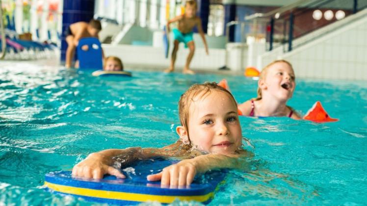 Schwimmkurse für Nichtschwimmer sind begehrt. Doch in Zeiten von Corona mussten diese ausgesetzt werden. cccc