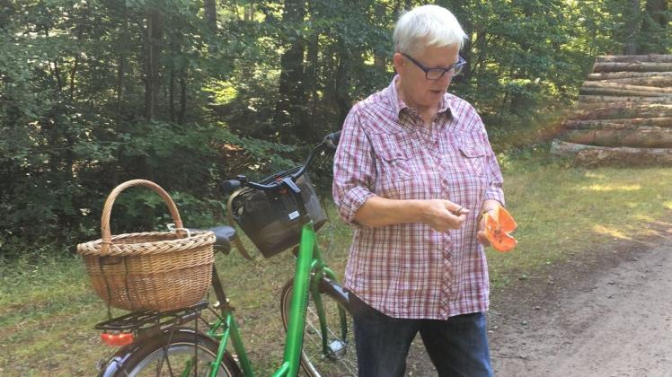 Mit dem Fahrrad unterwegs durch die Rostocker Heide: Pilztour mit Veronika Weisheit Pilzberaterin des Landkreises Rostock. Mit dem Fahrrad unterwegs durch die Rostocker Heide: Pilztour mit Veronika Weisheit Pilzberaterin des Landkreises Rostock.