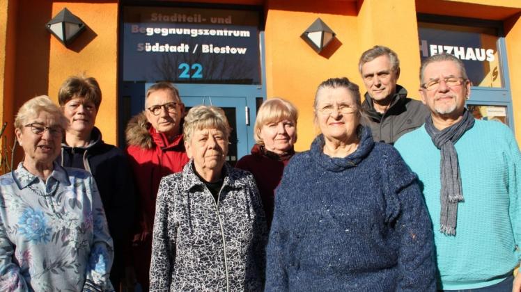 Die Mitglieder des Stadtteil-Seniorenbeirats Südstadt/Biestow sind Renate Schlonske, Petra Kirsten, Bernd Janisch, Irmtraud Thomsen, Gisela Wendt, Margitta Böther, Torsten Koller und Rainer Tredup (v. l.).