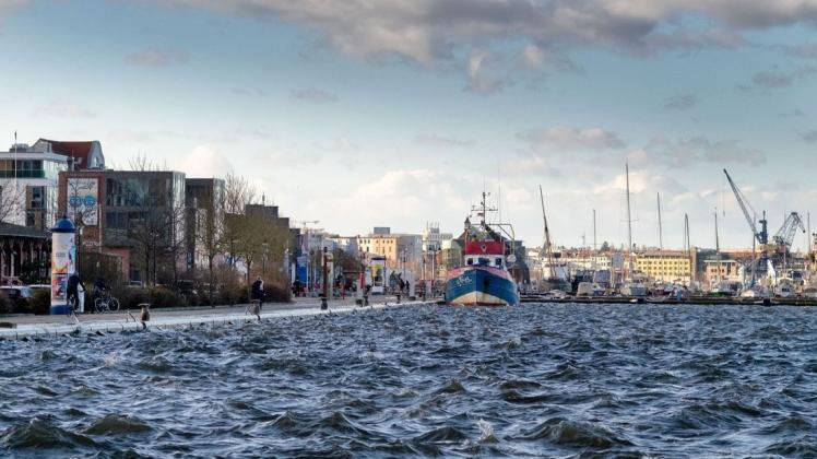 Das Land ist für den Küstenschutz zuständig. Doch laut ersten Zahlen reichen die potenziellen Schäden im Stadthafen bei einem Hochwasser nicht aus, damit Schwerin die Kosten übernimmt.