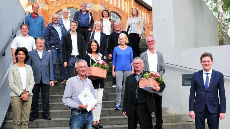 Der Kulturpreis 2019 ging an den Kirchenmusikdirektor in Ruhestand Joachim Diedrichs (erste Reihe, Zweiter von rechts) und an den von ihm geprägten Chor St. Bonifatius, vertreten durch den Vorsitzenden Ansgar Struck (erste Reihe, Zweiter von links).