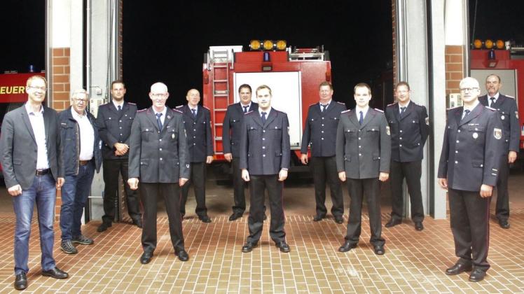 Ortsbrandmeister Gerd Gruber (Vierter von links) informierte auf der Mitgliederversammlung über das vergangenen Jahr der Feuerwehr Dersum.