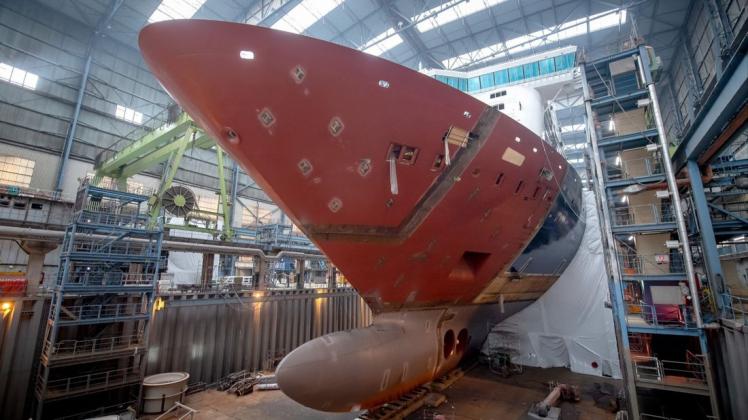 Blick in die Werfthallen: Die Papenburger Meyer Werft durchlebt wegen der Corona-Pandemie derzeit eine schwere Krise. Wie viele Jobs das kosten wird, ist unklar.