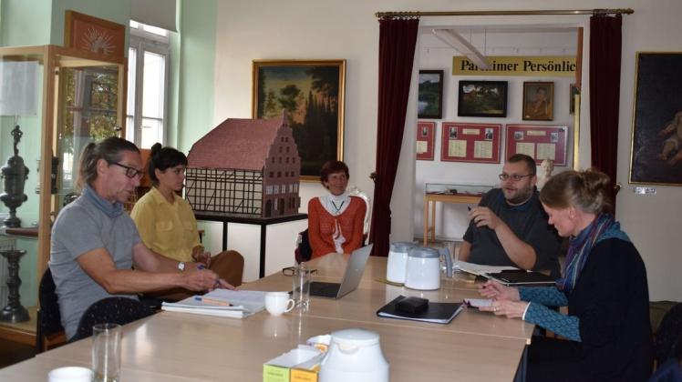 Der Beginn einer wunderbaren Zusammenarbeit: In Parchim fand das erste Treffen des Kuratorenteams des Museums sowie der Szenografinnen und  Planer von molitor statt.