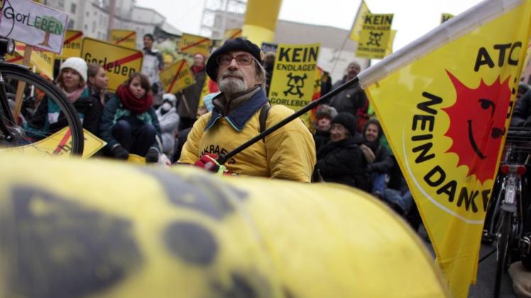 Protestaktion von Atomkraftgegnern in Berlin: Wie 2011 gab es immer wieder große Demonstrationen gegen Atommülltransporte nach Gorleben. Nun schließt sich auf der Suche nach einem Endlager der Kreis möglicher Standorte und drohen neue Proteste.