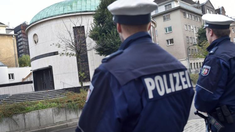 Zwei Polizisten schützen eine Synagoge. Auch in Niedersachsen sind gegen Juden gerichtete Straftaten nach wie vor ein Problem.