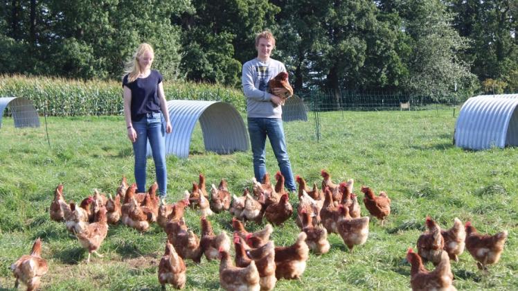 Die Geschwister Laura und Marcel Bolte mit ihren Hühnern.