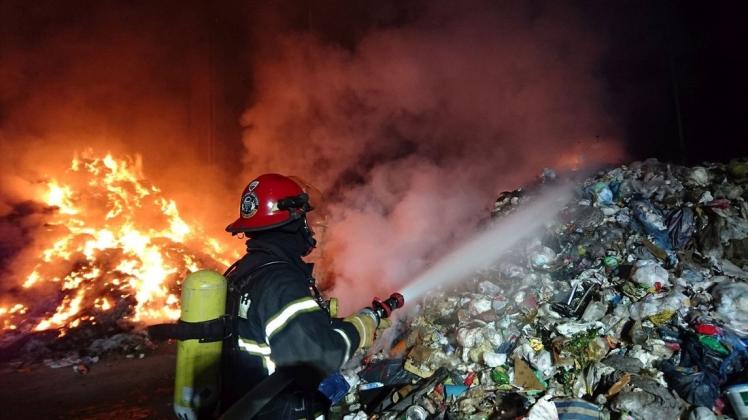 Brandbekämpfung auf dem Gelände eines Ankumer Recyclingbetriebes.