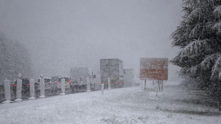 Plötzlicher Wintereinbruch in Österreich: Fahrzeuge fahren bei Schnee über die Autobahn A13.