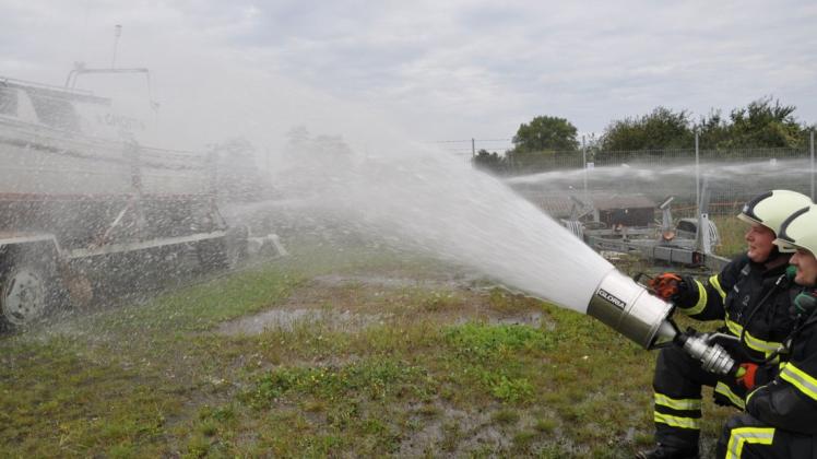Wasser marsch hieß es am Sonnabend beim Übungseinsatz der Freiwilligen Feuerwehren Warnemünde und Markgrafenheide auf dem Bootsliegeplatz des Warnemünder Angelvereins. Wasser marsch hieß es am Sonnabend beim Übungseinsatz der Freiwilligen Feuerwehren Warnemünde und Markgrafenheide auf dem Bootsliegeplatz des Warnemünder Angelvereins.