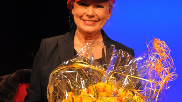 Für das Pubilikum sprach Antje Jonas, Vorsitzende vom Förderverein des Volkstheaters ehrende Worte über Schauspielerin Petra Gorr (l.), die jetzt zum Ehrenmitglied des Volkstheaters gekürt worden war. Für die 42 Jahre am Volkstheater hat die Mimim 42 Rosen erhalten.