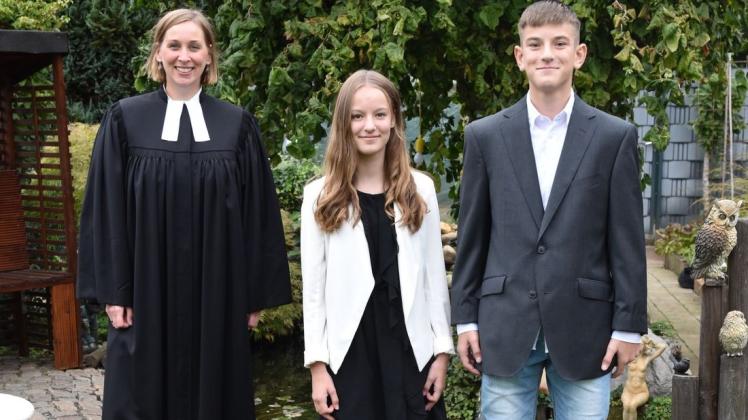 Pastorin Nele Schomakers mit Nika und Lino van Hassel. Pastorin Nele Schomakers mit Nika und Lino van Hassel.